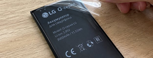 Снятие защитной пленки с нового аккумулятора для смартфона LG Q-серии