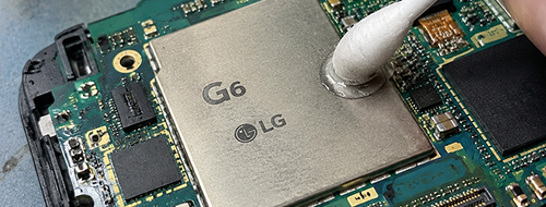 Очистка системной платы смартфона G6 ватной палочкой с изопропиловым спиртом